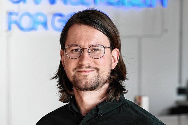 &bdquo;Wir haben eigene Mitarbeiter, die sich um die Scooter kümmern&ldquo;, sagt Patrick Grundmann, Pressesprecher von Tier mobility.