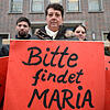 Marias Mutter hält im November 2013 in Freiburg ein Plakat mit der Aufschrift &bdquo;Bitte findet Maria&ldquo; ins Bild. Bild: dpa