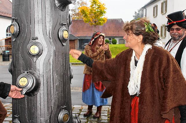 Eine &bdquo;Räuberbraut&ldquo; inspiziert den Räuberzinkenbaum. Die Zinken waren ein Mittel der Kommunikation unter den Räubern: Anhand ...