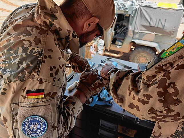 Genaues Hinschauen ist gefragt: ein Instandsetzungseinsatz mitten in der Wüste.