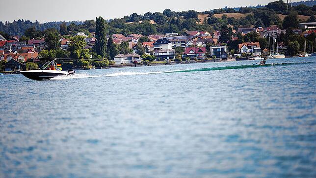 (Archivbild) Ein Wasserski-Fahrer lässt sich vor Allensbach von einem Boot ziehen. Das hatte in der Vergangenheit wegen des hohen ...