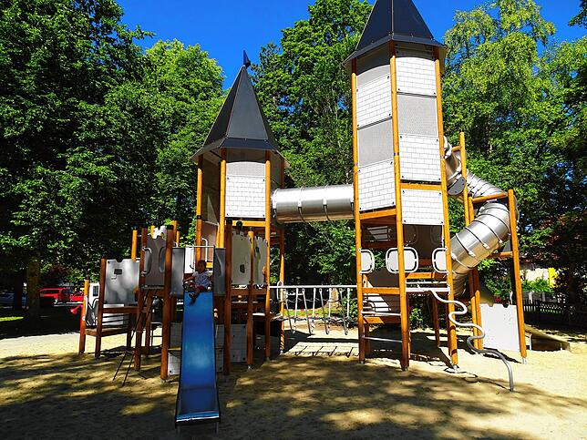 Brandneu ist der Spielplatz &bdquo;Räuberburg&ldquo;, der erst kürzlich eingeweiht wurde.Der Name kommt von der &bdquo;Räuberbahn&ldquo;.
