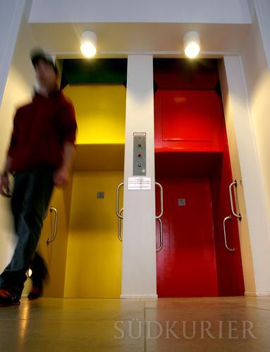Paternoster-Aufzug. Seit Juni 2015 ist in Deutschland für Nutzer eine Sicherheitseinweisung vorgeschrieben.