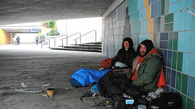 Die beiden Obdachlosen Paule (rechts) und Didi sitzen in der Unterführung an der Marktstätte. Würde es klappen, dass die Wohnungslosen ...