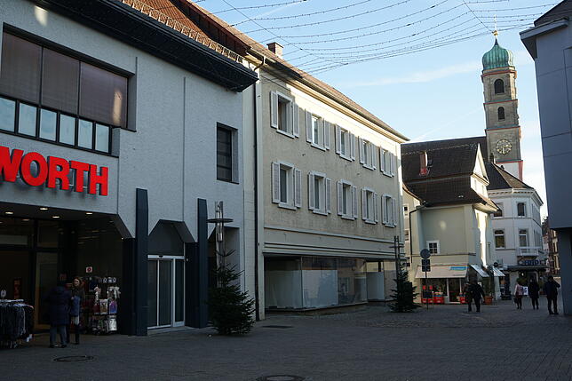 Neben dem Woolworth steht schon sehr viele Jahre ein Geschäft leer.