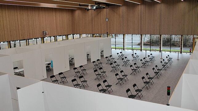 Der Warte- und Informationsbereich im Impfzentrum in der Tuttlinger Kreissporthalle. Hier wird den zu impfenden Personen ein ...
