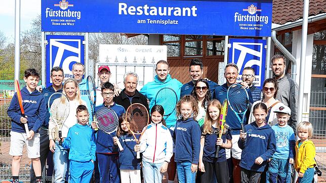 Wollen gern mal den normalen Tennisschläger gegen einen Padel-Schläger tauschen: Groß und Klein arbeiten an einem Padel-Tennisplatz im ...