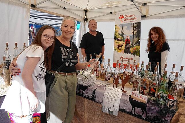 Typisch Schwarzwald: „Christin‘s Heimatecke“ aus Bonndorf bekommt beim Kunst- und Handwerkermarkt viel Aufmerksamkeit.