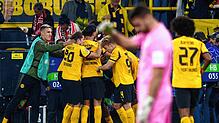 Carney Chukwuemeka (Borussia Dortmund, verdeckt) jubelt über sein Tor zum 2:0 mit der Mannschaft.