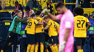 Carney Chukwuemeka (Borussia Dortmund, verdeckt) jubelt über sein Tor zum 2:0 mit der Mannschaft.