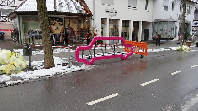 Am 17. Dezember wurde der pinkfarbene Fahrradständer in der östlichen Hauptstraße aufgestellt. Nach vehementen Protesten aus der ...