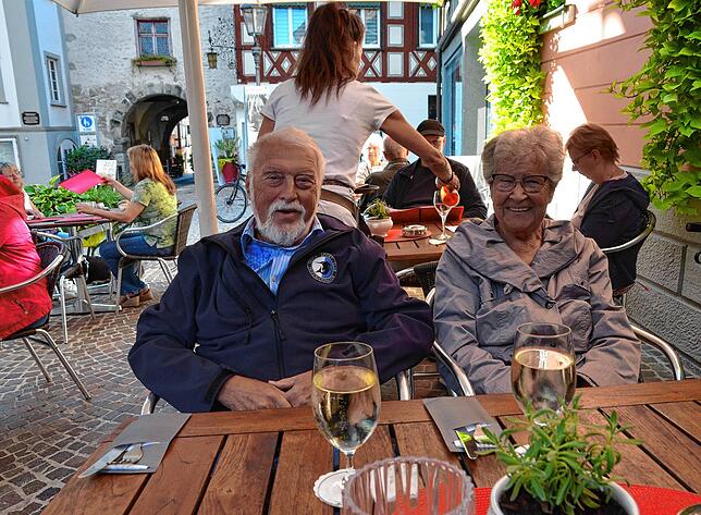 Auch Hermine Obser und Walter Schwieferl gehören zu den Stammgästen. Bei gutem Wetter genießen sie ihr Essen gern an den Tischen vor dem ...