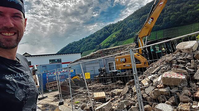 Hendric Schneider hilft regelmäßig im Ahrtal. Der Schuttberg vor ihm zeigt die nächste Aufgabe an: Bauschutt wegfahren.