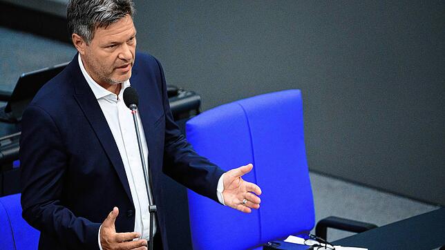 Bundeswirtschaftsminister Robert Habeck im Juni 2023 im Bundestag. Das umstrittene Heizungsgesetz soll erst nach der Sommerpause ...