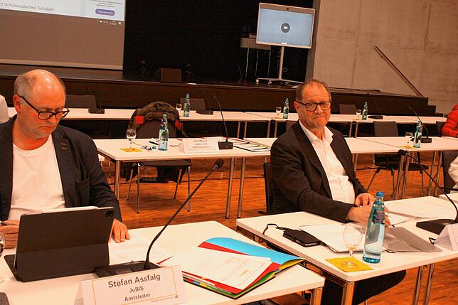Stefan Assfalg (links) und Oberbürgermeister Jürgen Roth arbeiten mit Hochdruck an Ersatzplätzen: Wenn der Kindergarten St. Franziskus ...