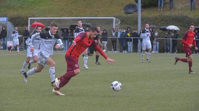 Gästespieler Fabian Osswald (rot) erkämpft sich den Ball und zieht dynamisch davon. Der Schonacher Jonas Schneider nimmt die Verfolgung ...