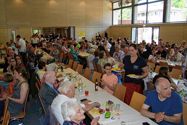 Viele Bürger kamen im Mai zur Feier der Fertigstellung der komplett sanierten Mehrzweckhalle Hohentengen und waren von der ...