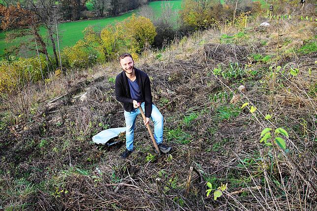 SÜDKURIER-Reporter Nico Talenta pflanzt einen Baum.