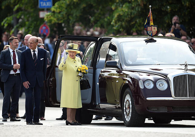Ein Auto, höher als die Queen: Elisabeth II. steigt bei einem Besuch in Deutschland in ihren Bentley.