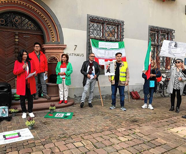Die SPD-Bundestagsabgeordnete Derya Türk-Nachbaur (links) tritt am Samstag als Rednerin auf vor dem Rathaus in Villingen. Hier gibt es ...