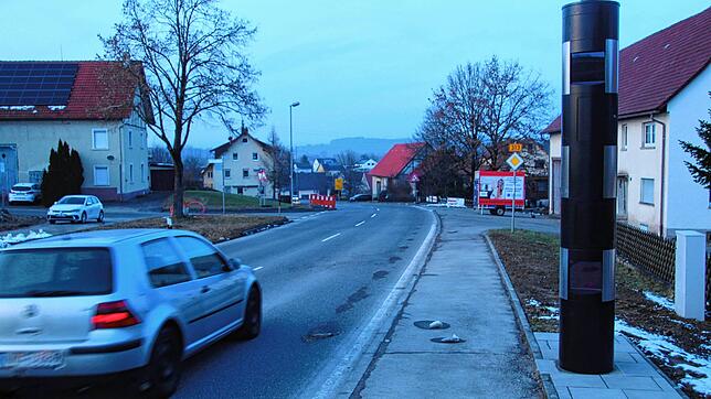 Ein neuer Blitzer steht an der Bundesstraße 313 am Ortseingang des Sauldorfer Ortsteils Krumbach.