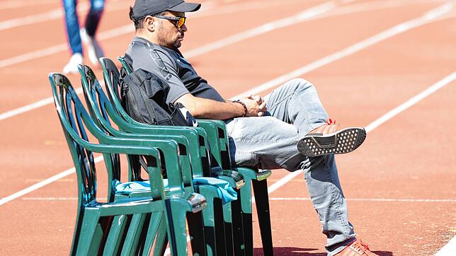 Frustriert: Trainer Giuseppe Stabile vom Landesliga-Schlusslicht FC Tiengen 08 unterlag im Kellerduell beim FV Lörrach-Brombach ...