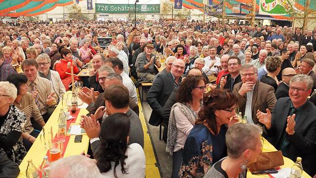 Beste Laune haben etwa 2000 Besucher bei der Kundgebung mit Hauptredner Gregor Gysi im Schätzele-Markt-Festzelt. Bilder: Sabine Tesche