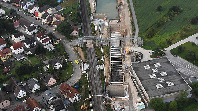 Blick aus der Luft auf die Baustelle des Bahntunnels Rastatt bei Niederbühl – links die Schienen, rechts der Tunnel. In der Mitte sind ...