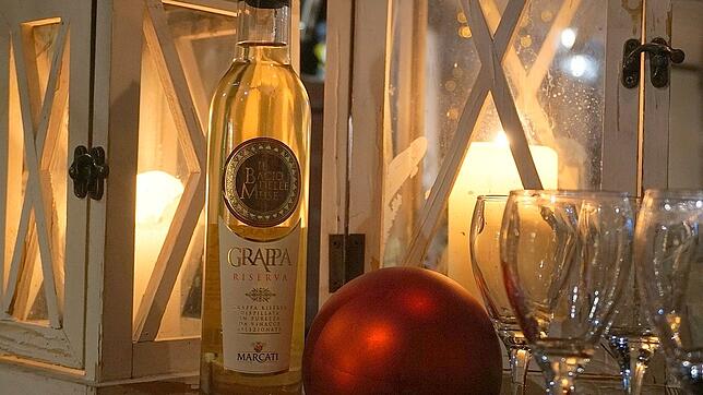 Der Schnaps steht für die Christbaumlober an den Feiertagen schon bereit. Bilder: Kerstin Oettle