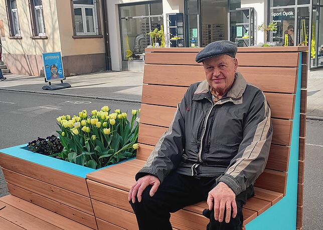 Rentner Eugen Hörmann macht gerade ein Päuschen und hat sich dafür auf eine der Bänke gesetzt. &bdquo;Das ist eine wirklich gute Idee ...