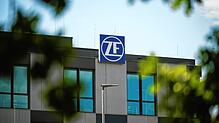 Auf dem Verwaltungsgebäude des Standortes Saarbrücken ist das ZF Logo zu sehen. Das größte deutsche ZF-Werk blickt einer schwierigen ...