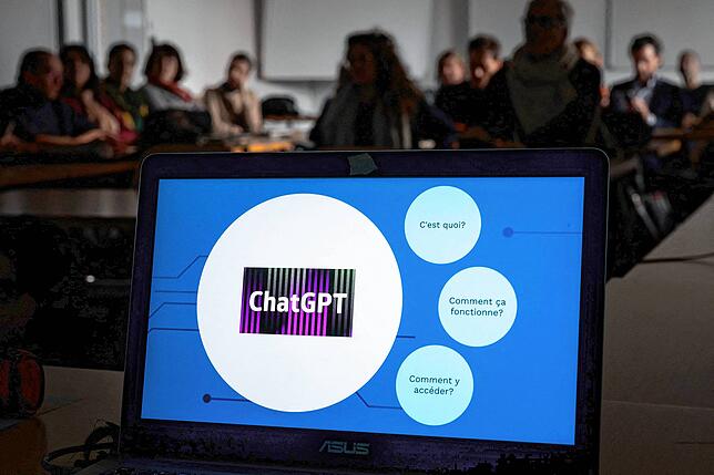 In den Unterricht bringen oder fernhalten? Ein Monitor mit dem geöffneten Programm des ChatGPT.