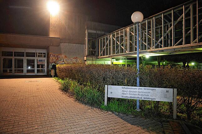 Lampen strahlen am Abend an einem Schulzentrum im Ulmer Stadtteil Wiblingen. Ein 40-jähriger Mann hat dort nach ersten Erkenntnissen der ...