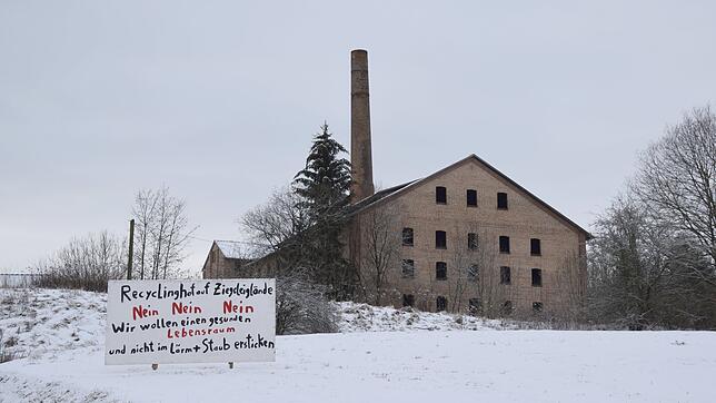 Das ist die alte Ziegelei in Mühlingen-Berenberg. Im Vordergrund ist das Protestschild an der Straße aus Richtung Mühlweiler zu sehen.