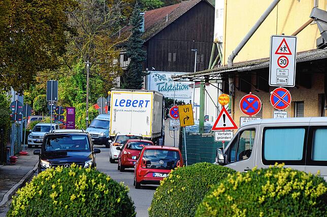Die Umleitung läuft hier am Kreisel in die Nellenbadstraße und dann nach rechts in die Straße „Stegwiesen“.