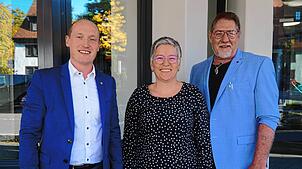 Bürgermeister Jonathan Berggötz, die erste Vorsitzende des Vereins, Ingrid Krickl, und Autor Michael Wissussek (von links) freuen sich ...