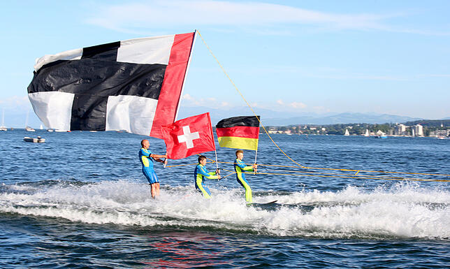 Die Wasserski-Fahrer des DSMC bekennen Flagge – bei einer Show vor der Seestraße zeigten sie sowohl ihre Konstanzer, als auch die ...