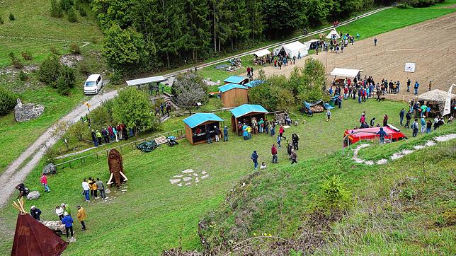 Ein Blick von oben hinab auf die Aktionsfläche der Petersfelstage. Hier gab es spannende Informationen und viele Mitmachangebote. ...