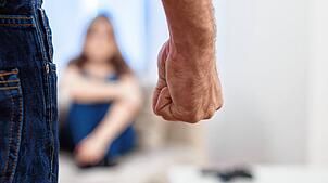 Häusliche Gewalt ist in Deutschland ein Massenphänomen: Jährlich gibt es Hunderttausende Opfer.