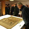 Blick auf einen historischen Atlas aus Privatbesitz.