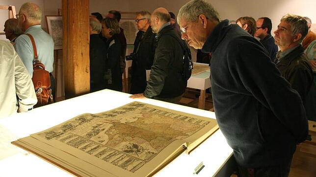Blick auf einen historischen Atlas aus Privatbesitz.