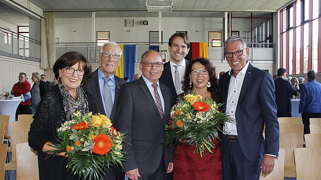 Der vierte Bürgerdialog in Überlingen am Ried war auch ein Tag der Ehrungen. Im Bild von links: Roswitha und Wolfgang Bangert, ...