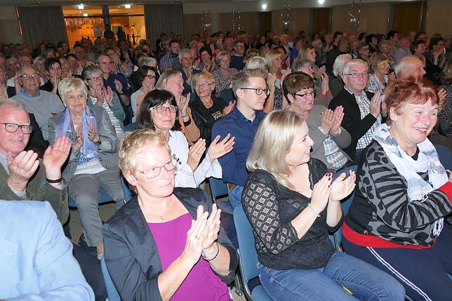 Das Publikum belohnt die Auftritte mit reichlich Beifall.