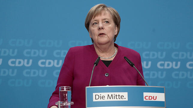 Angela Merkel äußert sich bei einer Pressekonferenz im Konrad-Adenauer-Haus.