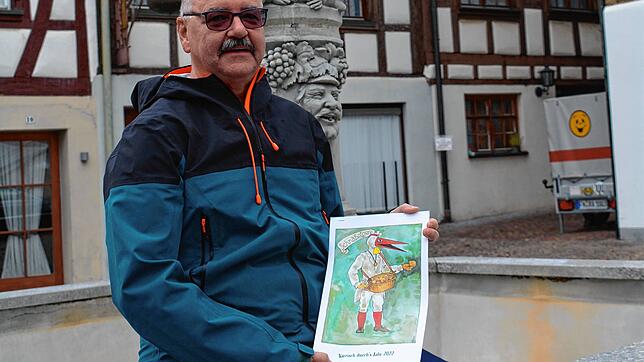 Thomas Mackowiak zeigt das Titelbild des ersten Meersburger Närrischen Kalenders. Die 13 Motive wollen Fasnetsfreunde durch das Jahr ...