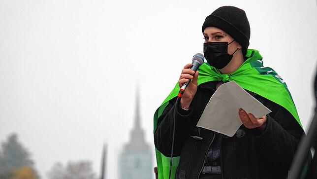Elgin Raupach fordert nicht nur beim Protestzug durch die Stadt, sondern auch im Ratssaal einen effizienteren Einsatz des ...