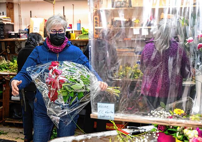 Susanne Scheiter, Floristin aus Dortmund, bereitet in der Blumenhandlung Blumen Lydia einen Valentinsstrauß aus roten Rosen vor. Die ...