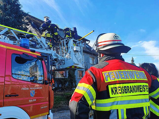 Kreisbrandmeister Alexander Amann verschaffte sich einen Überblick über den Einsatz.