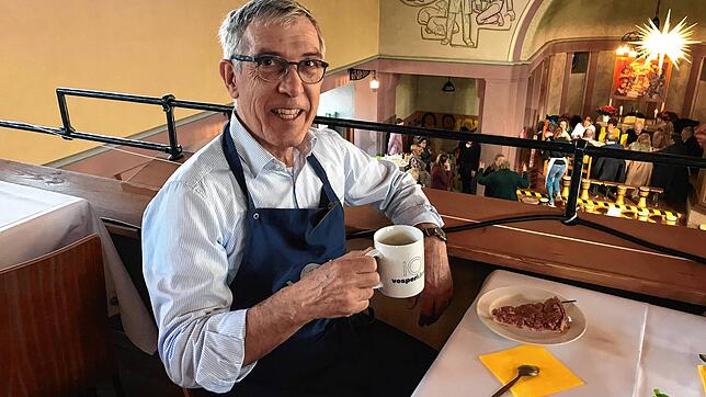 Kleine Kaffeepause: Siegfried Kärcher engagiert sich seit 2020 als Helfer bei der Vesperkirche.