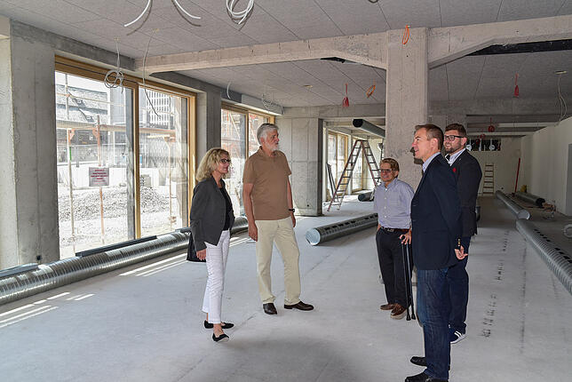 Investoren und Betreiber des Hotel Federwerks besichtigen den künftigen Restaurantbereich. Von links Susanne und Burkhard Bruning, ...